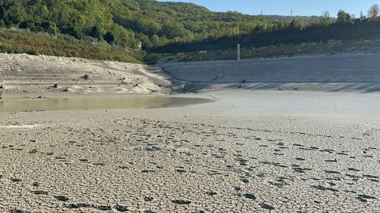 В Геленджике снова вводят подачу воды по строгому графику после полного  осушения Церковного озера | Геленджик