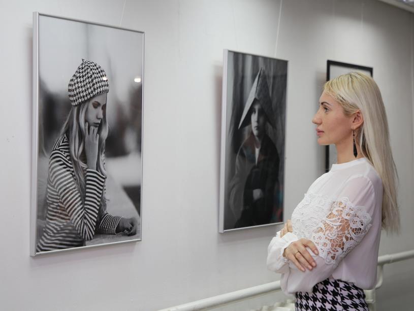 В городском выставочном зале Геленджика открылась выставка фоторабот «Черно-белое»