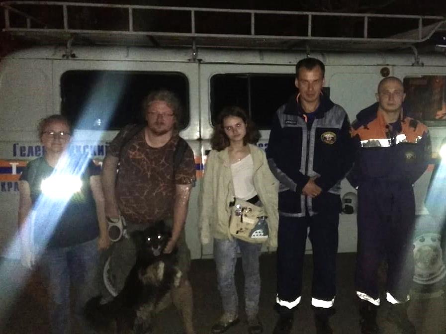 Спасатели эвакуировали семью с горы Тхаб в Геленджике