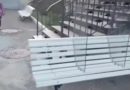 Власти Геленджика объяснили появление «антиковидных скамеек»