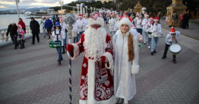 Деды Морозы устроили парад в Геленджике