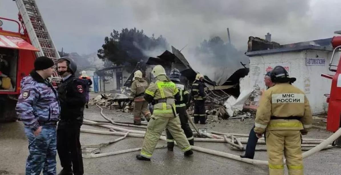 Мужчина получил ожоги при пожаре на авторынке в Геленджике